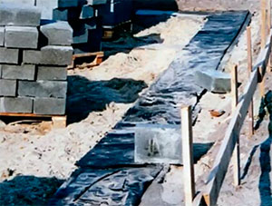 Фотография гидроизоляционной пленки под фундамент